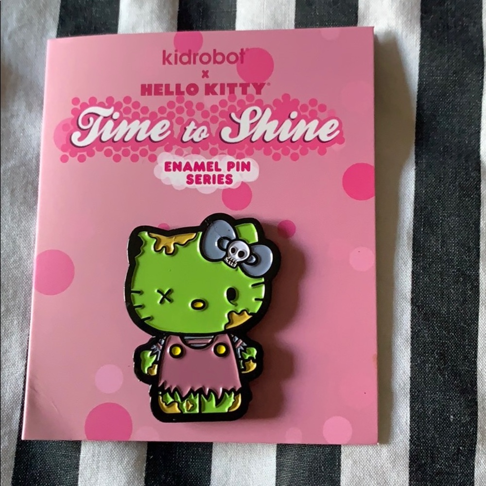 Hello kitty zombie pin